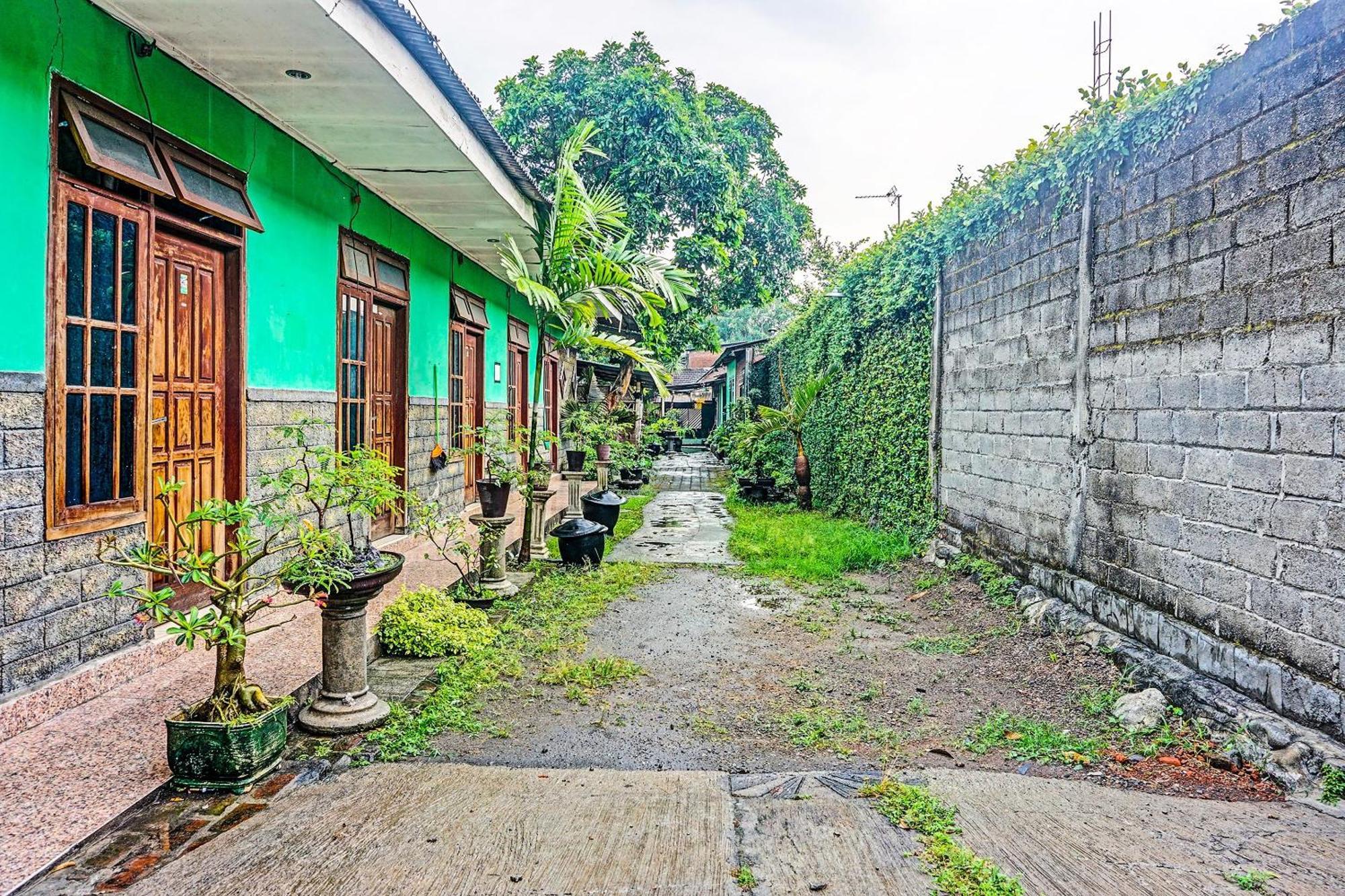 Oyo 91697 Nyaman Homestay Syariah Pare Luaran gambar